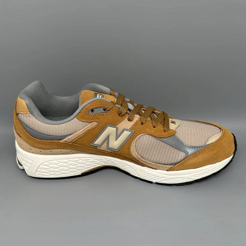 New Balance 2002R U2002RCE Beige Grey Running Shoes Men's Sz 10.5D Women's Sz 12